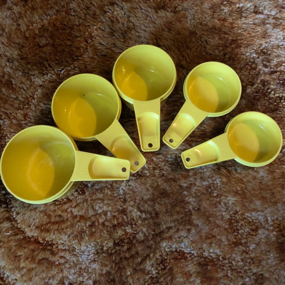 Vintage Tupperware Measuring cups Yellow set of 5